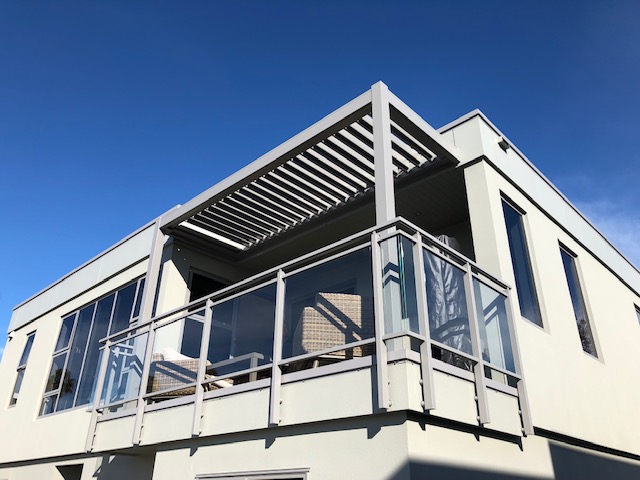 Edge Balustrade and HomePlus Louvre Roof from front corner