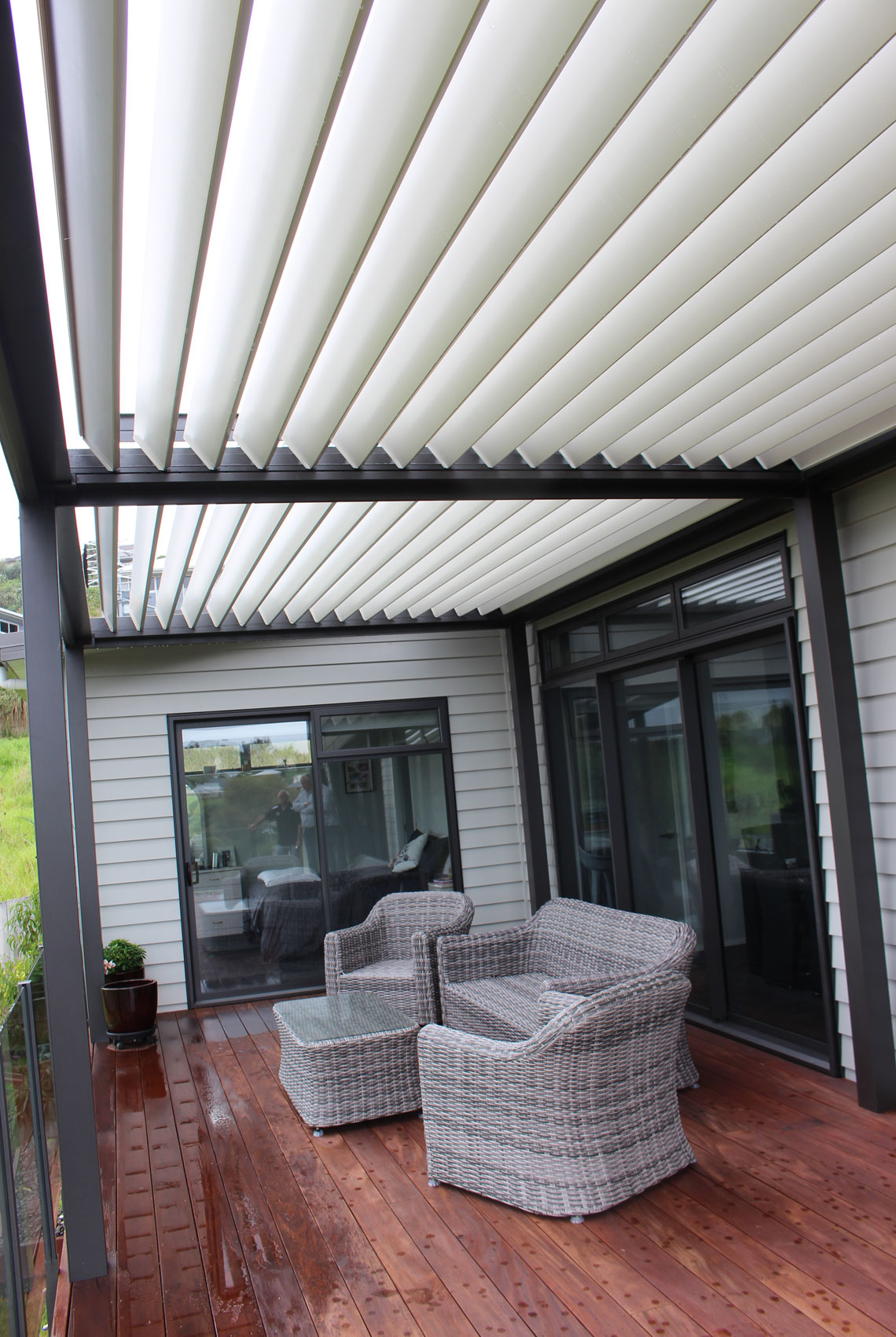 Multibay louvre roof with white blades to increase the light