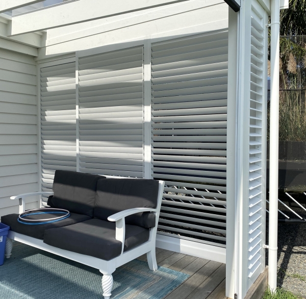 Louvrelite 88 aluminium sliding panel outdoor room 